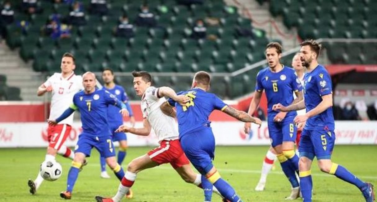 热门球队惊险赢得比赛,晋级下一轮赛程